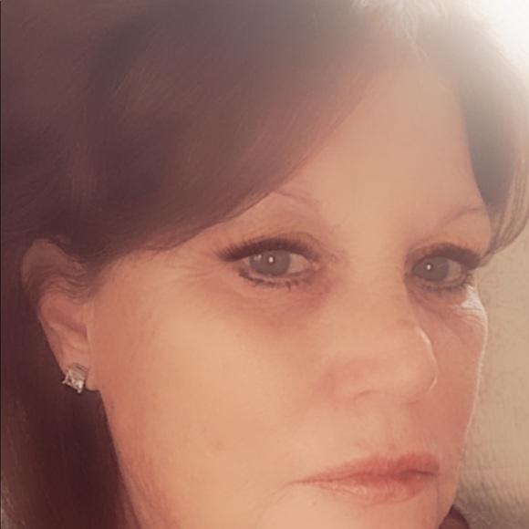 Hi I’m Red, thank you for stopping by my closet🌺 - Picture 1 of 1